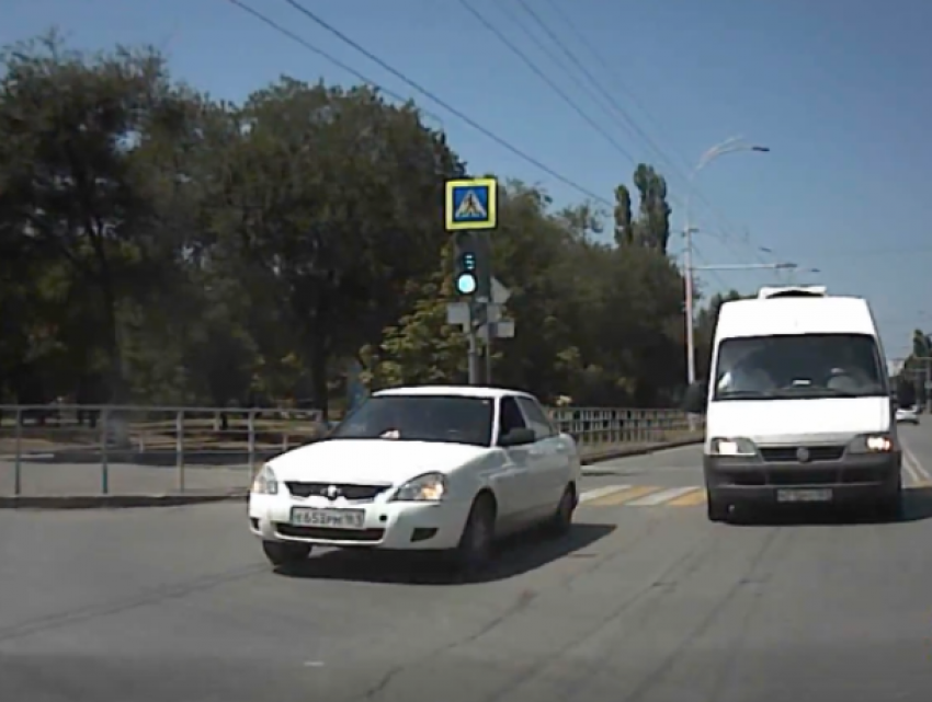 Чем опасны перекрестки рассказал автомобилист из Волгодонска 