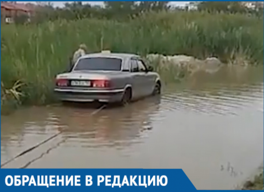 «Волга» утонула в большой луже на Октябрьском шоссе
