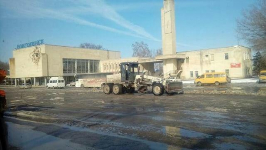 Привокзальную площадь очистили от снега и грязи после публикации видео в «Блокноте» 