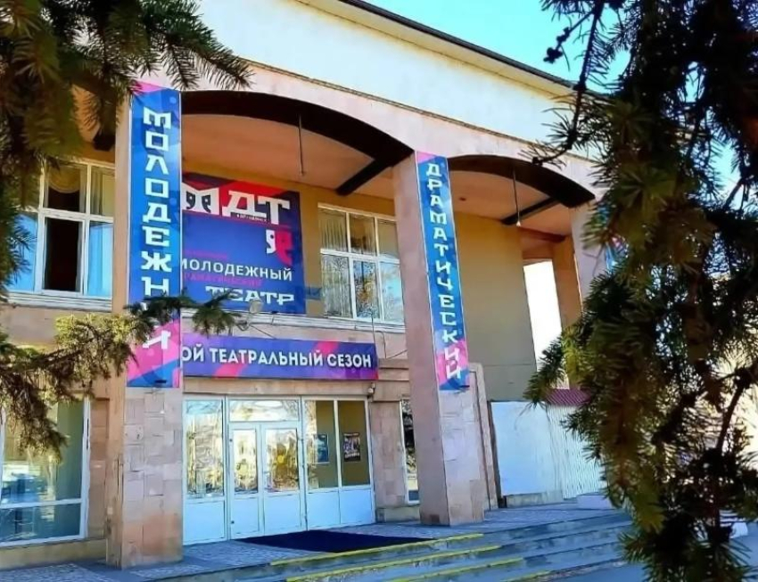 Десятая осень Волгодонского молодежного драмтеатра: юбилейный сезон и премьера о чувствах