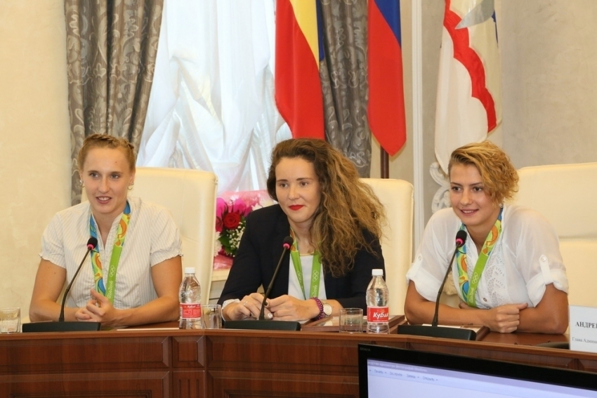 В Волгодонске олимпийских ватерполисток встретили денежными премиями