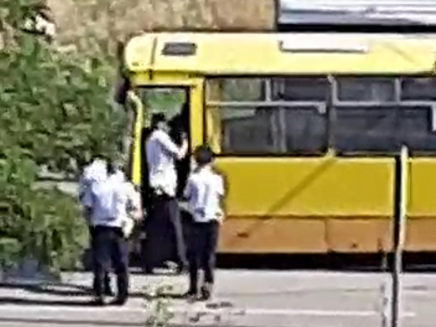«Ребята, не надо»: полицейские применили силу к водителю автобуса без маски в Волгодонске