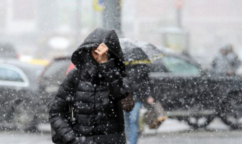 Снег с дождем и шквалистый ветер пришли в Волгодонск в последний понедельник 2017 года 