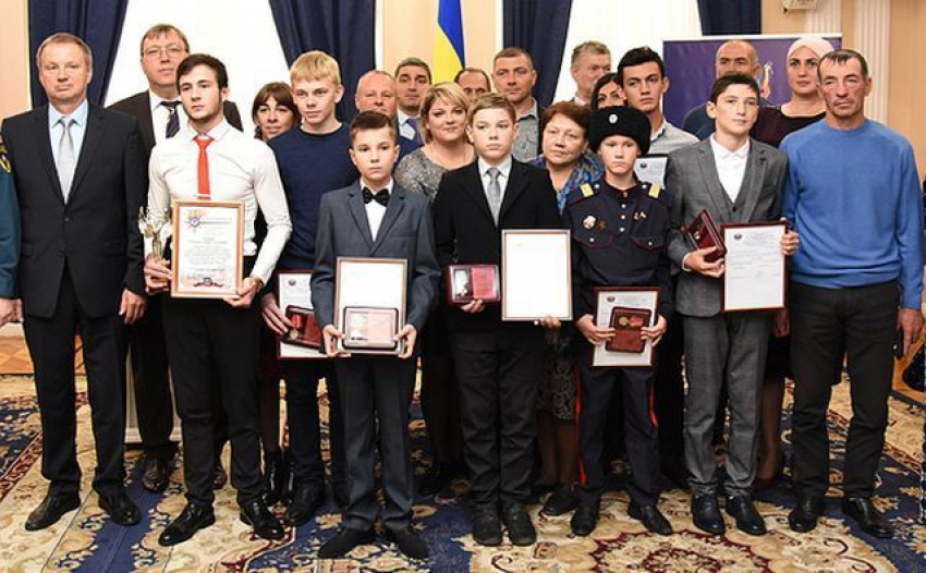 Молодых героев Волгодонского района наградили за мужество, проявленное в экстремальных ситуациях