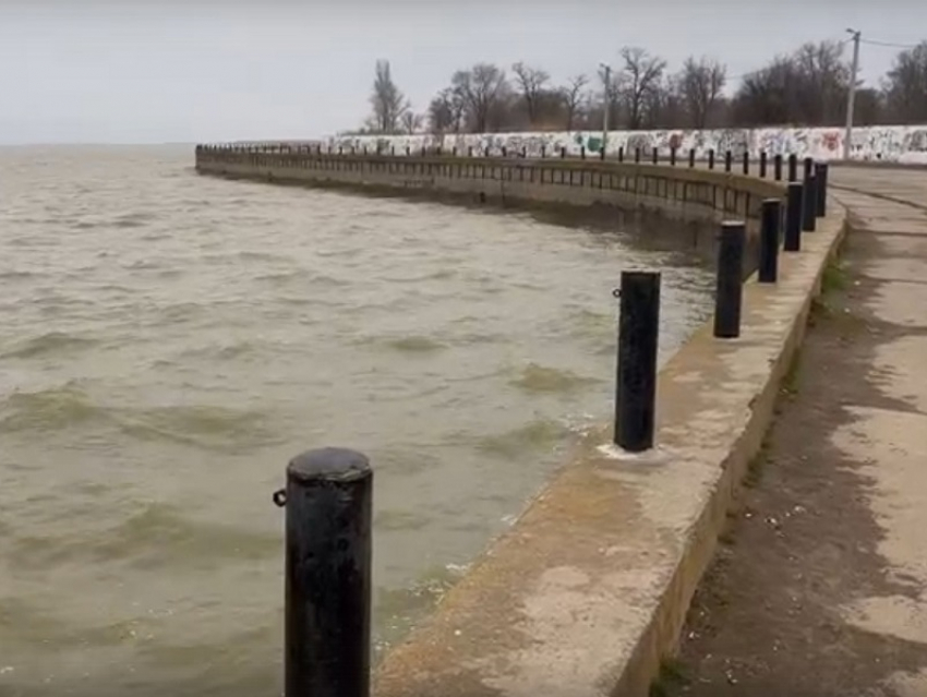 Вода быстро поднимается на набережной Волгодонска