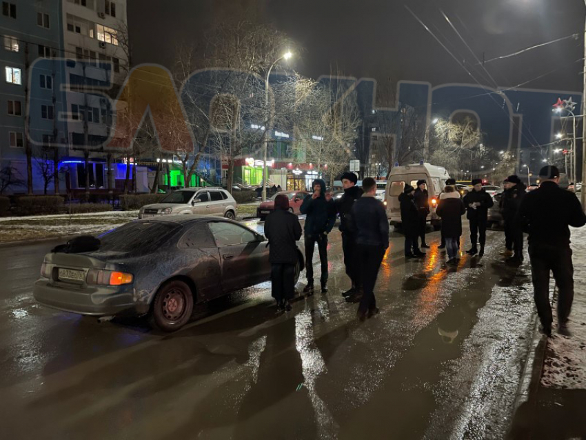 Женщину сбили на пешеходном переходе в Волгодонске: пострадавшую увезли на «скорой»