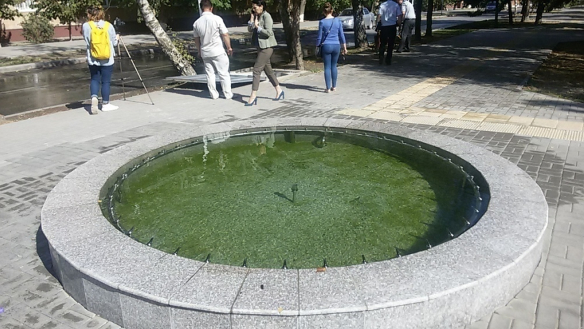 В Волгодонске прохожие самовольно попытались включить фонтан и залили водой его электронасос