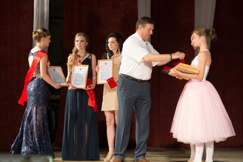 В Волгодонске более 40 выпускников 11-х классов получили золотые медали – итоги подвели на общегородском балу выпускников