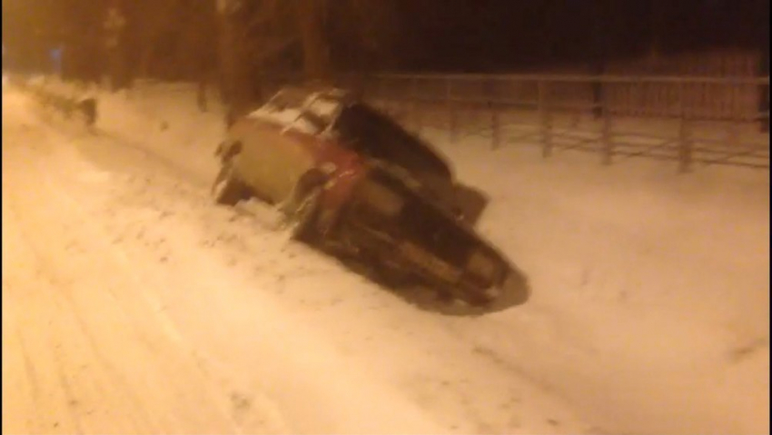 ВАЗ вылетел с дороги во время снегопада в Волгодонске 