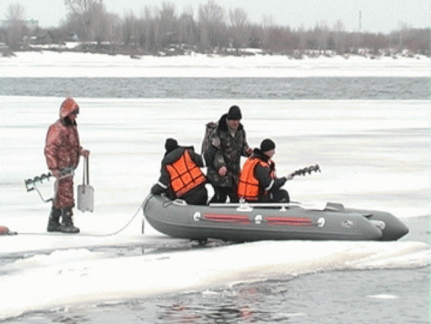 Троих рыбаков унесло на льдине в Цимлянском водохранилище