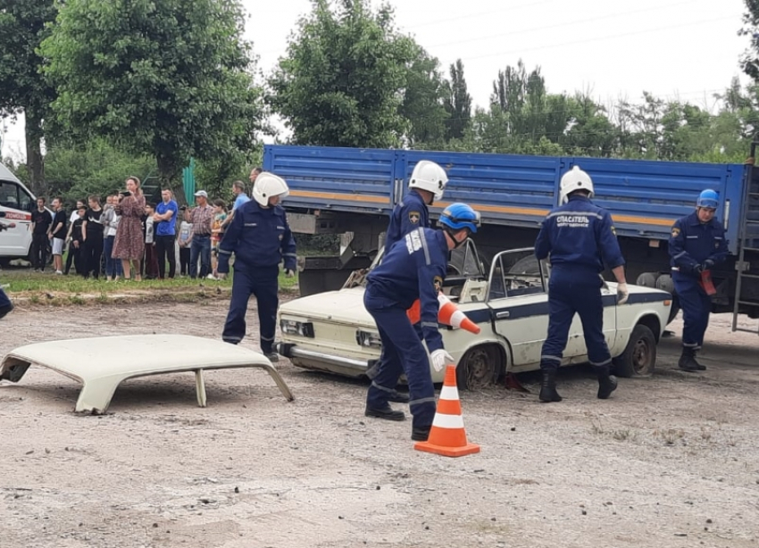 Двух зажатых в салоне автомобиля пострадавших извлекли спасатели в Волгодонске