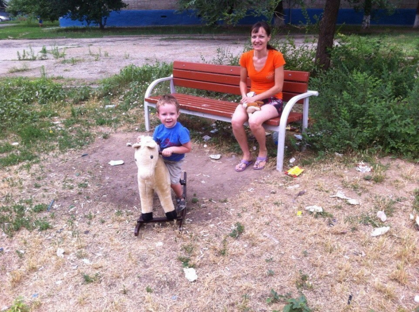 В Волгодонске малыши играют на бесхозной детской площадке в куче мусора (ВИДЕО)
