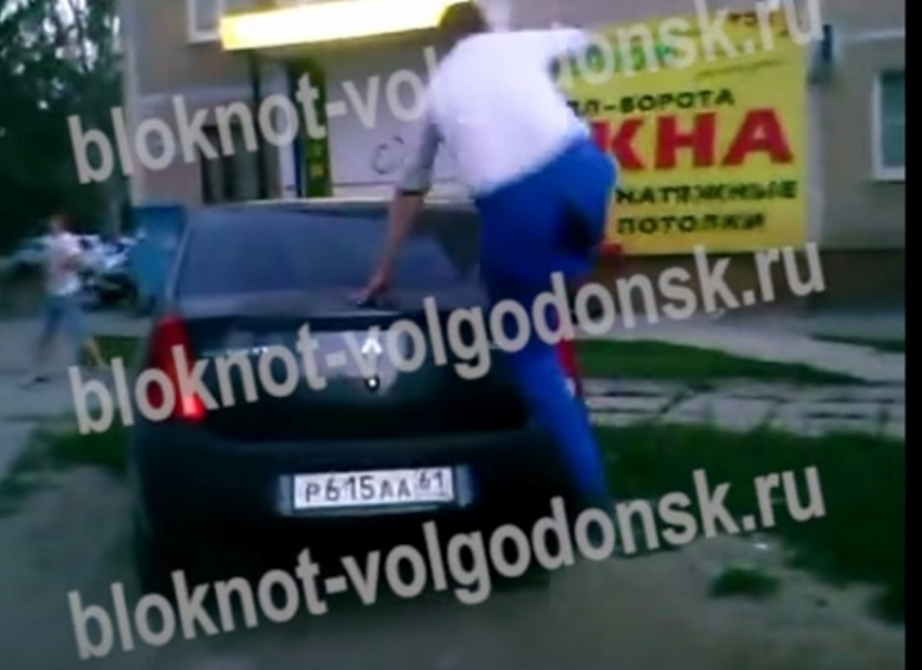 В сети появилось шокирующее видео, как пьяные подростки бегают по крышам чужих машин в центре Волгодонска