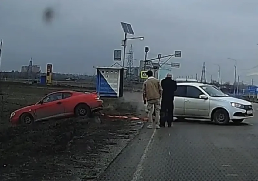 Автомобиль съехал в кювет на въезде в Дубовское: водители объединились, чтобы вытащить машину  