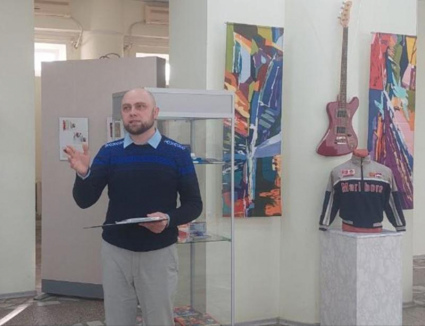 Культурный антрополог Олег Антонов из Волгодонска представил первую на юге России выставку коллекции сигаретных карточек и вкладышей 