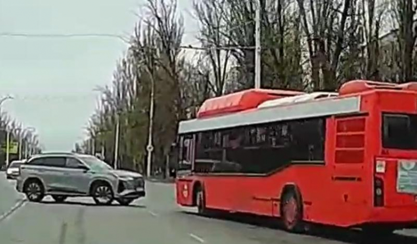 «Водитель года» по-волгодонски: лихач на иномарке развернулся через две сплошные и чуть не врезался в автобус 