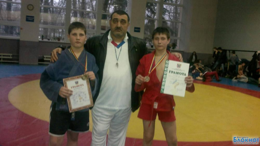 Юные самбисты из Волгодонска пополнили свою копилку наград новыми медалями