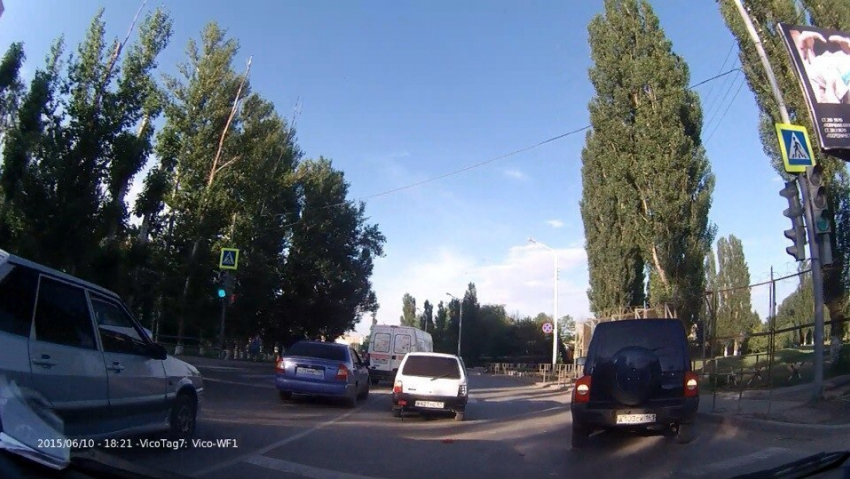 В Волгодонске ДТП на школе Полиции спровоцировало затор на Степной