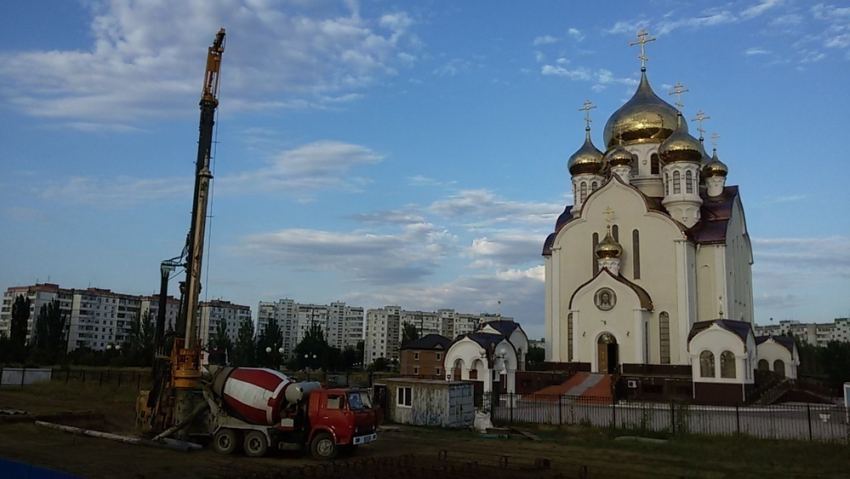 В Волгодонске забивают сваи под колокольню на «поле дураков»