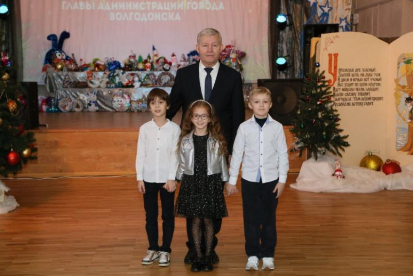 Одаренных волгодонцев с наступающим Новым годом поздравил глава администрации Сергей Макаров 
