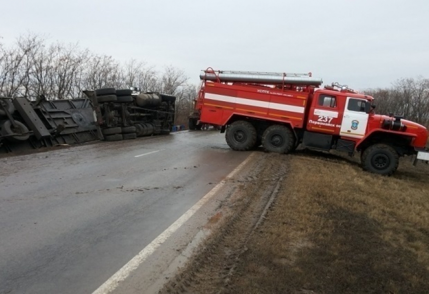 На трассе Кашары–Морозовск перевернулась 35-тонная фура с краской