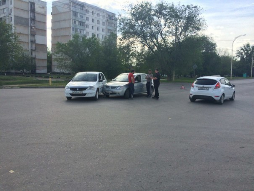 В Волгодонске на Октябрьском шоссе «встретились» два «Рено»