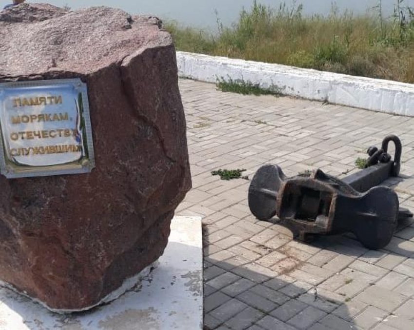 Вандалы осквернили памятник морякам на набережной: якорь вырвали, но унести не смогли