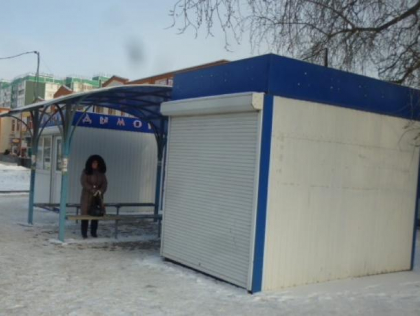 Опасный ледяной каток на остановке «организовали» продавцы табачной продукции в Волгодонске