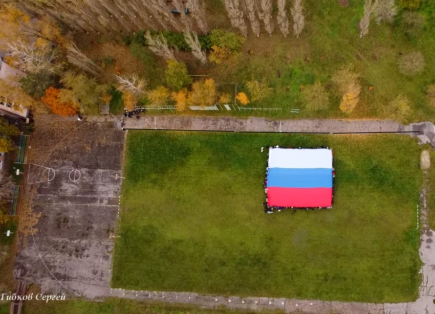 «Мы из России»: 20-метровый триколор развернули студенты техникума в Волгодонске