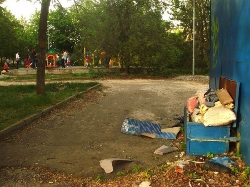 Подозрительные мешки лежат рядом с детской площадкой в Волгодонске, - читатель