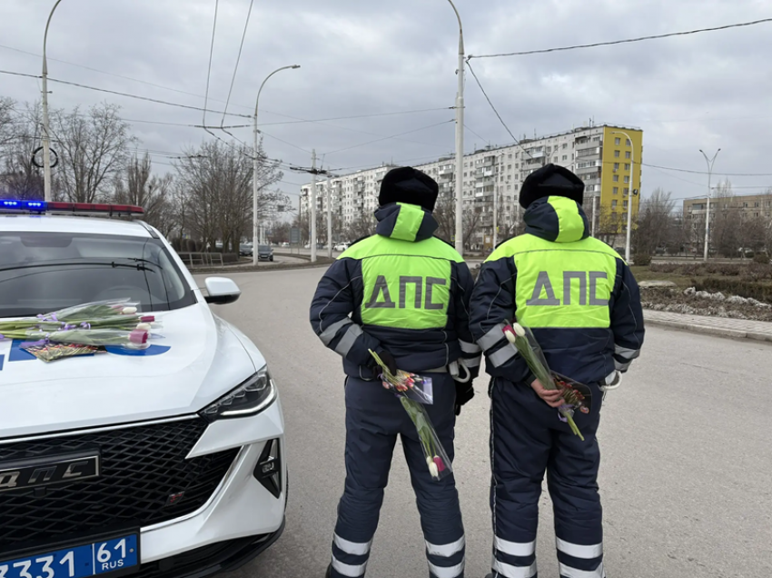 Букеты цветов подарили женщинам на 8 марта сотрудники ГАИ в Волгодонске