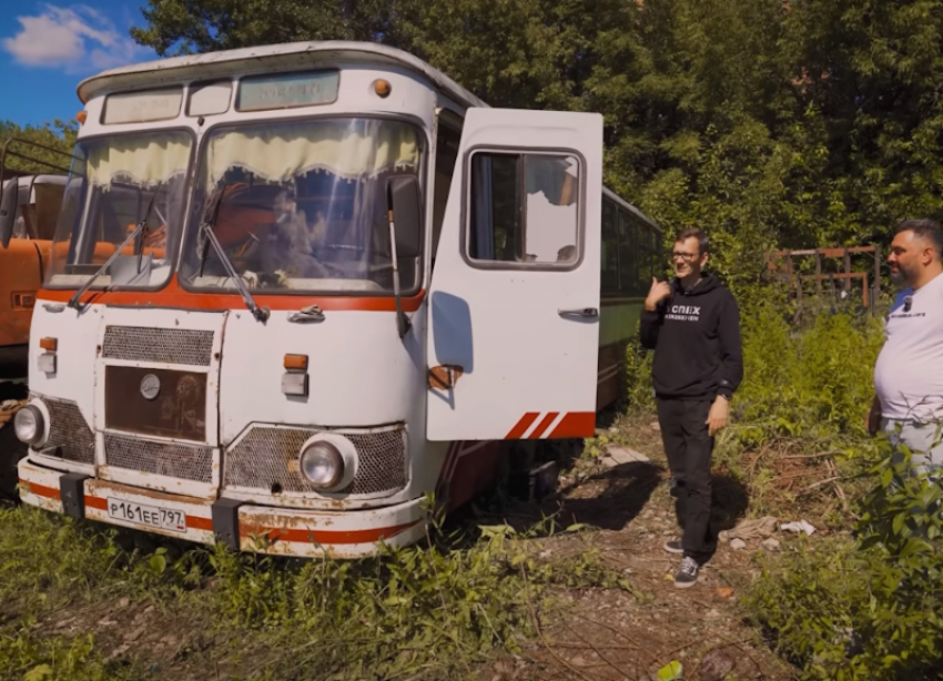 Заброшен в ходе транспортной реформы: блогер-миллионник купил легендарный автобус ЛиАЗ, курсировавший по Волгодонску