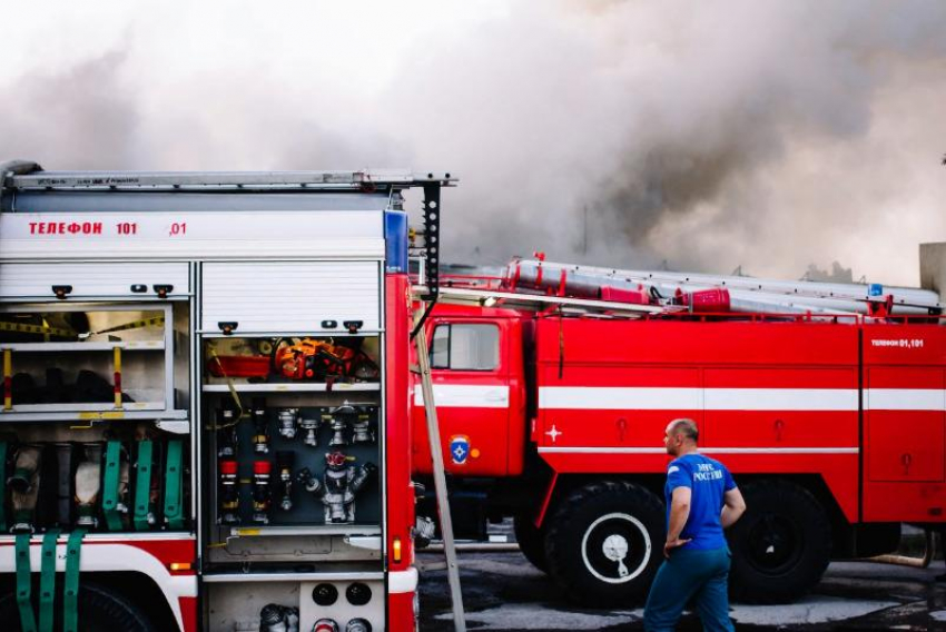 Почти час тушили пожар на территории завода в станице Романовская 