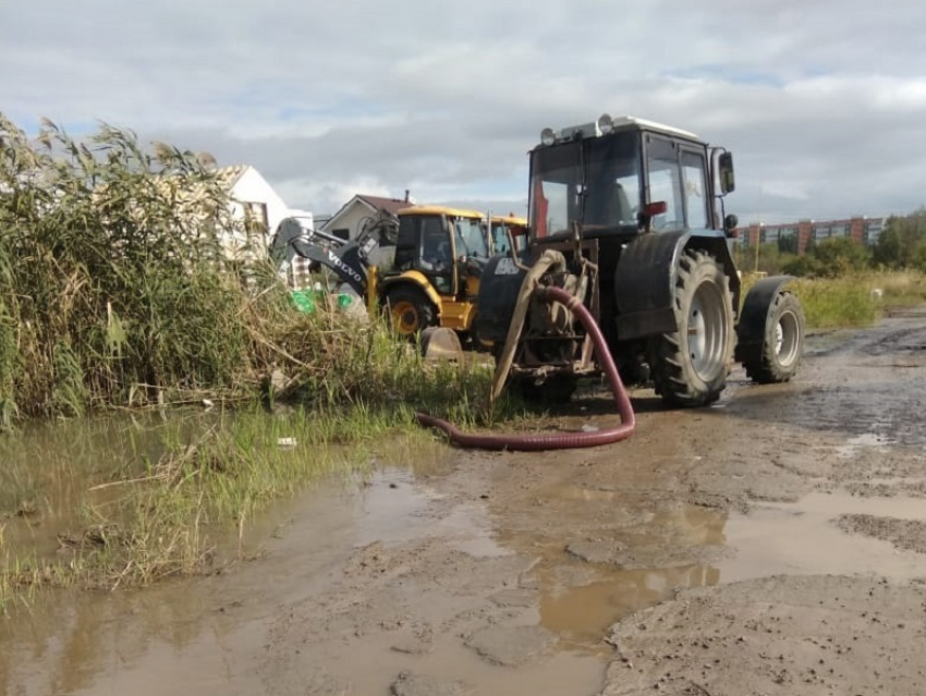 «Это не наше!»: в Водоканале опровергли причастность к глубочайшей луже на Октябрьском шоссе 