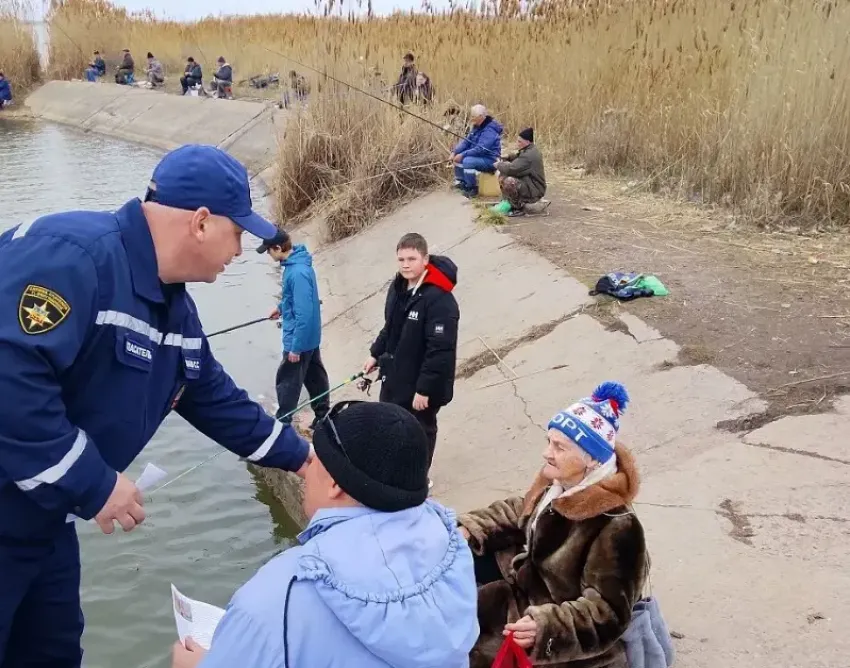 Спасатели предупредили волгодонских рыбаков об опасности на воде