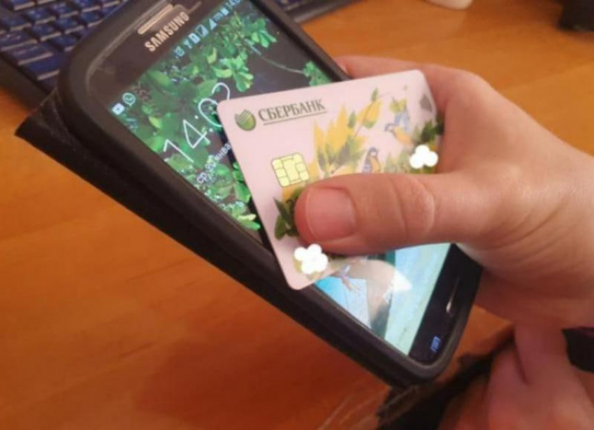 После находки чужой банковской карты, беременная волгодончанка устроила рейд по пивным и алкомаркетам 