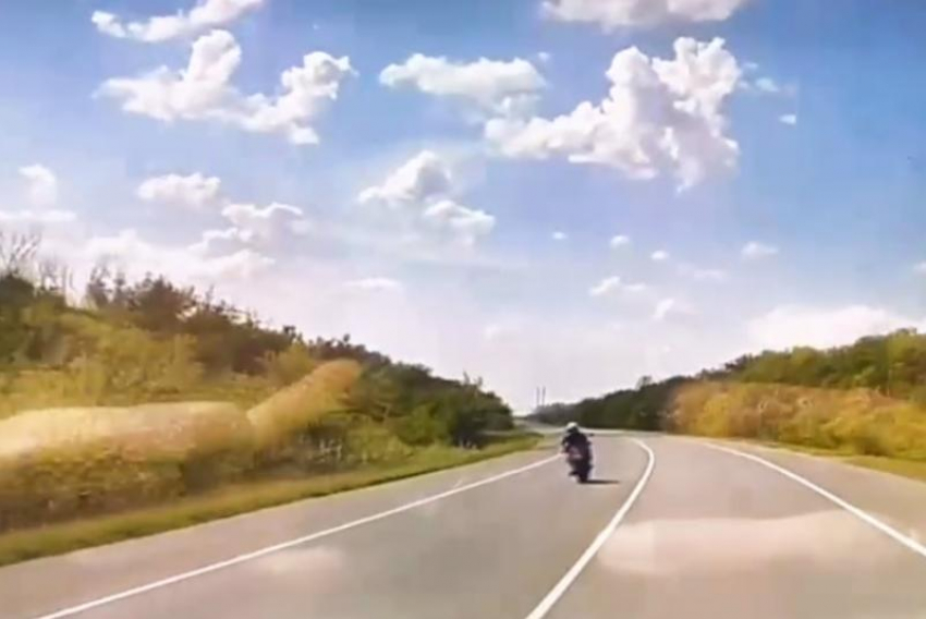 Газель выехала из-за поворота и не оставила мотоциклисту шанса на выживание: смертельное ДТП на трассе Ростов-Волгодонск