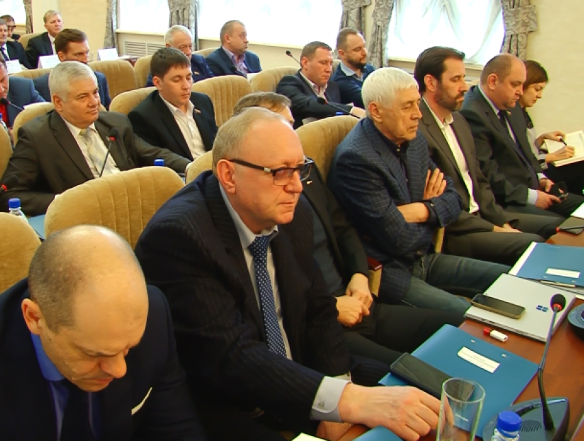 Волгодонские депутаты оценили работу женщины-градоначальника Ткаченко как удовлетворительную