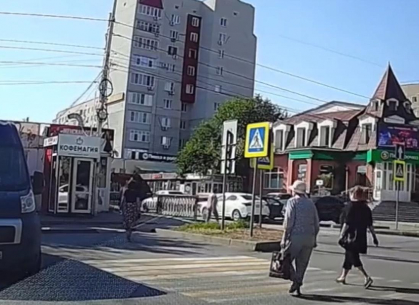 «Еще и возмущаются!»: конфликт на пешеходном переходе едва не перерос в драку