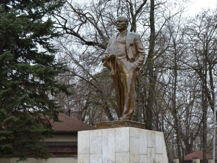 Памятники Волгодонска ждут мойка и покраска