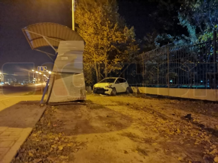 Водитель «Хендай» снес забор и врезался в остановку на Степной в Волгодонске