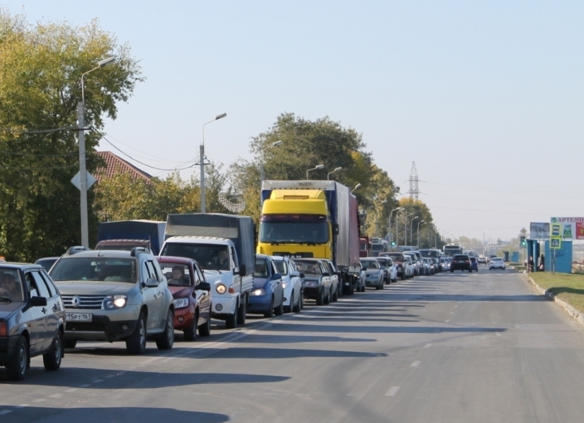 Большегрузы перестанут разбивать дороги Волгодонска — многотонные машины пустят в объезд города