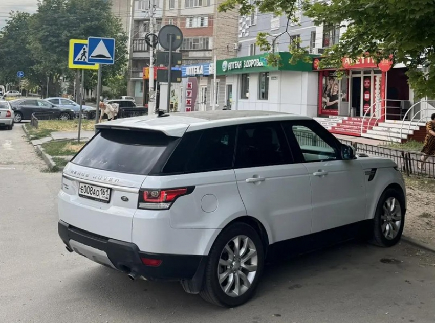 На улице 30 лет Победы неизвестный разбил лобовое стекло Range Rover 