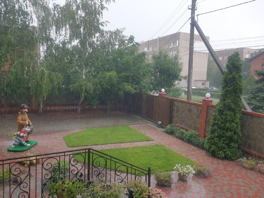 Сильнейший дождь с градом обрушился на Волгодонск