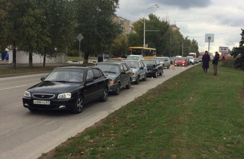 Четыре машины сыграли в «паровозик» на проспекте Строителей, − читатель