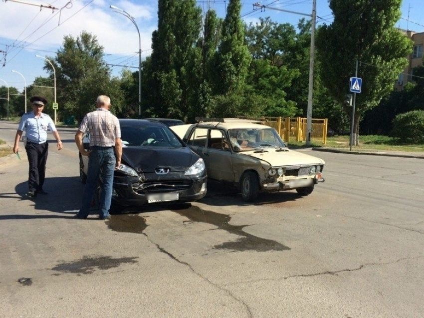 В Волгодонске на перекрестке столкнулись ВАЗ-2103 и «Пежо»