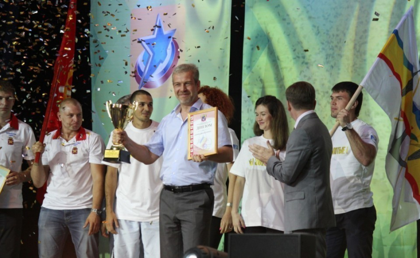 За первое место на областной спартакиаде главе администрации Волгодонска вручили кубок победителей