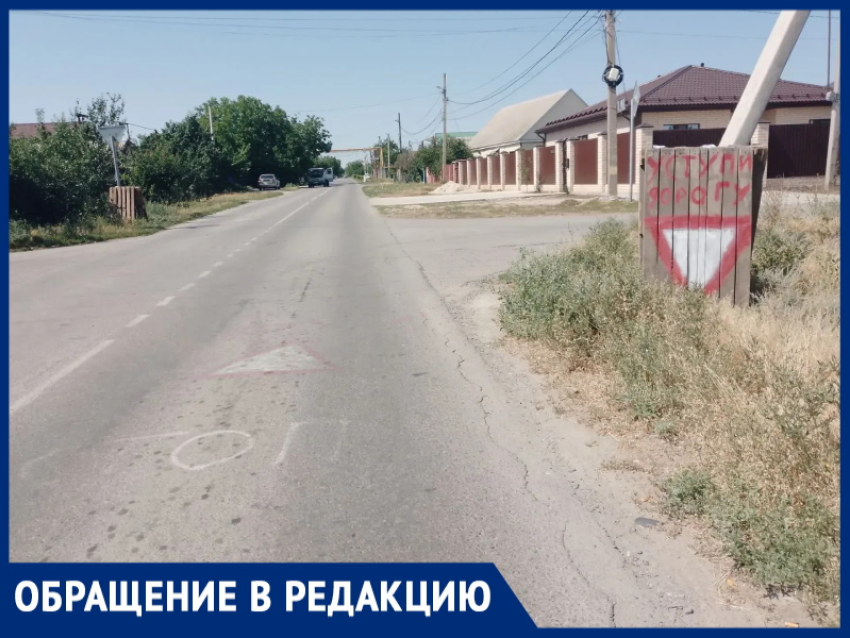 «Пролетают, не притормаживая»: жители Красного Яра пытаются спастись от лихачей на опасном перекрестке