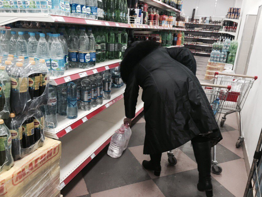 Волгодонцы массово скупают в магазинах питьевую воду
