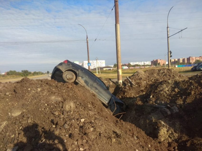 «Приора» улетела в яму на ремонтируемом участке дороги на Жуковском шоссе